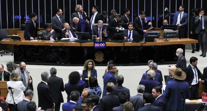 Câmara aprova urgência para corte de gastos e governo promete negociar