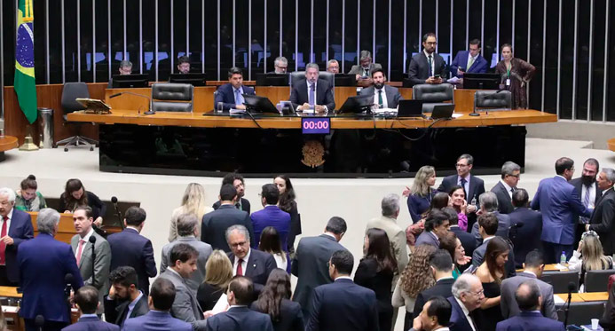 Câmara rejeita mudanças do Senado e aprova reforma tributária