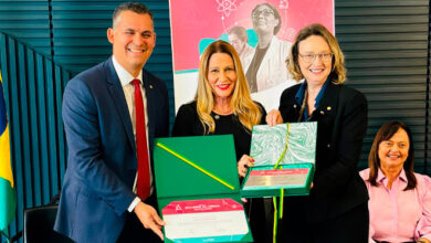 Deputado Federal Gilson Daniel entrega Prêmio Mulheres na Ciência para professora Ethel Maciel