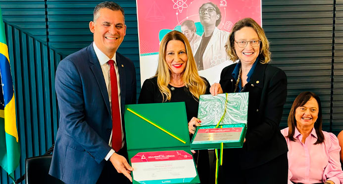Deputado Federal Gilson Daniel entrega Prêmio Mulheres na Ciência para professora Ethel Maciel
