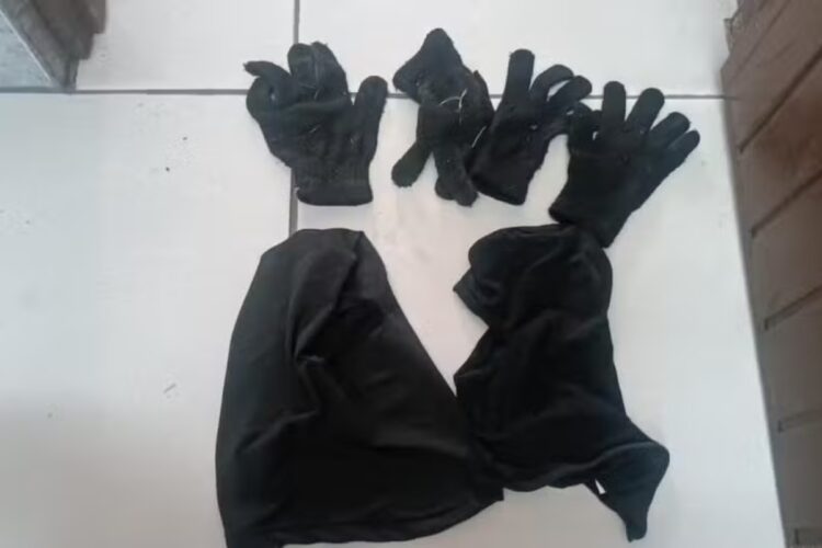 Luvas e capuzes usados pelos bandidos