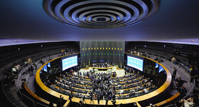 Governo Federal regulamenta "emendas pix" para destravar recursos e evitar crise no Congresso