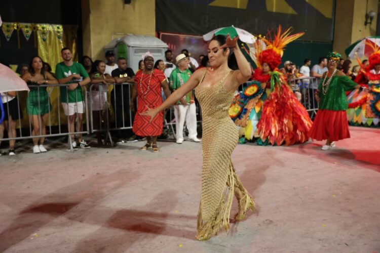 Isabelle Nogueira no minidesfile da Grande Rio
