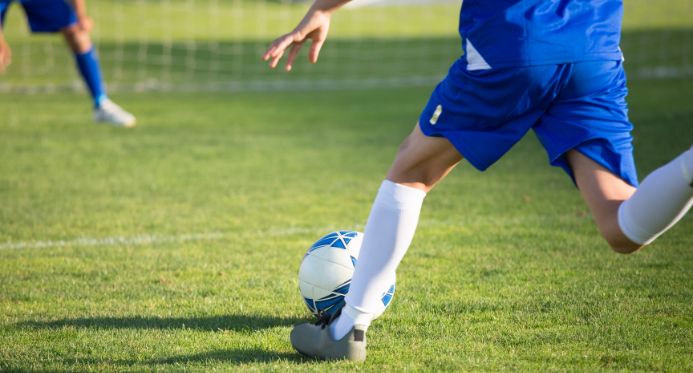 Jogo beneficente leva esporte para crianças em Linhares