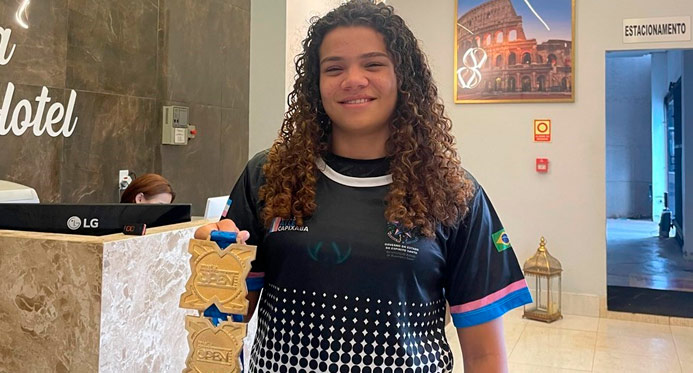Lutadora capixaba é campeã da categoria absoluta no Brasília Internacional Open de Jiu-Jitsu
