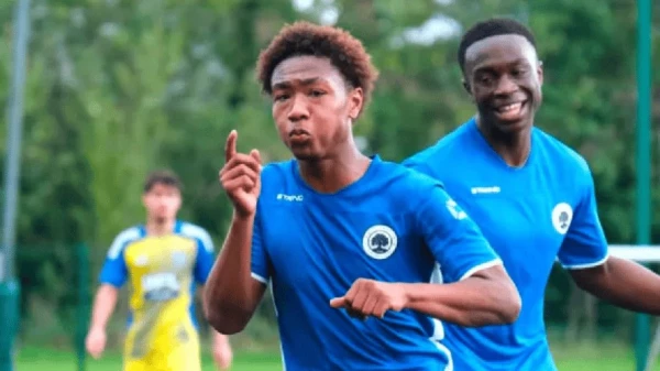 Luto no futebol: jogador de 16 anos desmaia durante a partida e falece