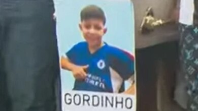 Mãe do menino Mateus Oliveira precisa ser amparada no velório do filho