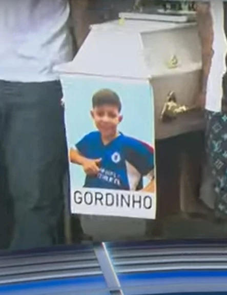 Mãe do menino Mateus Oliveira precisa ser amparada no velório do filho