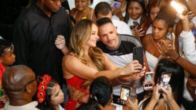 Paolla Oiveira distribui panetones na Grande Rio
