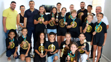 Medalhistas e campeões de karatê são recebidos pelo prefeito de Jaguaré