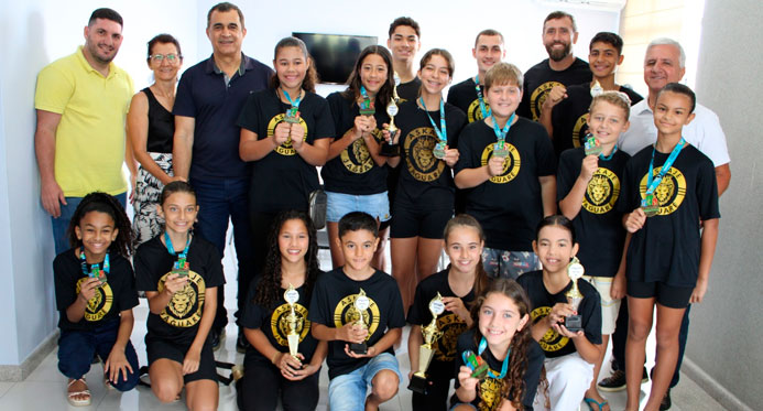 Medalhistas e campeões de karatê são recebidos pelo prefeito de Jaguaré