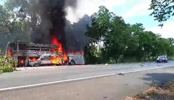 Ônibus fica em chamas em grave acidente envolvendo mais dois carros; três pessoas perderam a vida