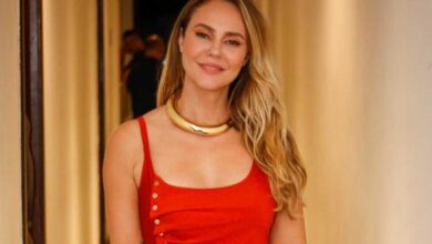Paolla Oliveira com vestido vermelho fendado