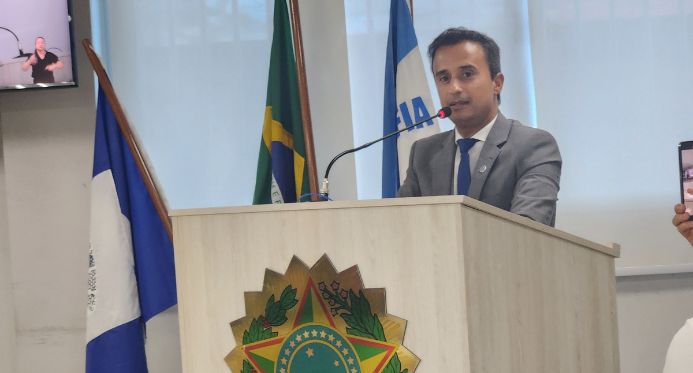 Prefeito, vice e vereadores eleitos em Linhares são diplomados em cerimônia na Câmara