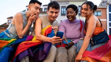 Grupo de amigos com a bandeira LGBT