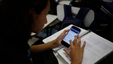Senado aprova projeto que proíbe uso de celulares em escolas; texto vai à sanção