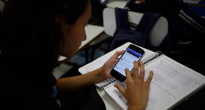 Senado aprova projeto que proíbe uso de celulares em escolas; texto vai à sanção
