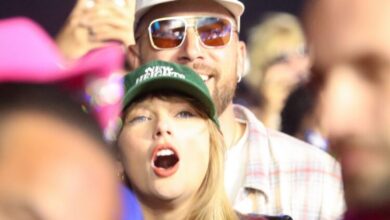 Travis Kelce e Taylor Swift no festival de Coachella – Foto: Grosby Group