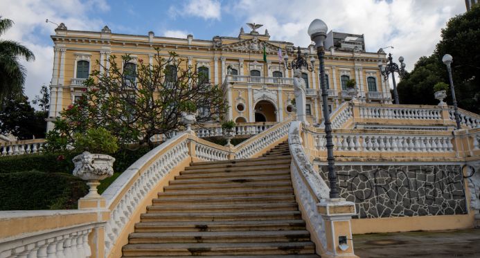 ES sanciona lei que proíbe músicas com apologia ao crime e conteúdos inadequados em escolas