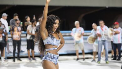 Erika Januza no ensaio de bateria da Viradouro