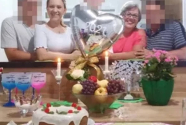 Foto de 2021 mostra mulher suspeita de envenenar bolo ao lado da vítima; semelhança entre os bolos chama atenção