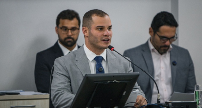 Jovem advogado toma posse como vereador e irá presidir a CCJ da Câmara de Linhares