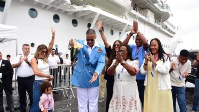 Léo Santana embarca com a família no navio do Gigante