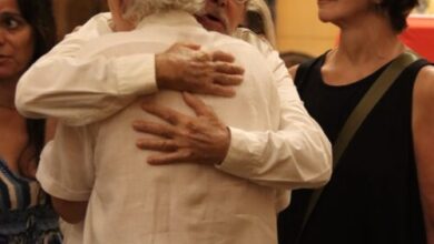 Edwin Luisi abraça o viuvo Edi Botelho