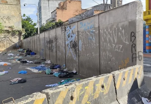 Prefeitura de SP gera polêmica ao construir muro de 40 metros na Cracolândia para conter usuários de drogas
