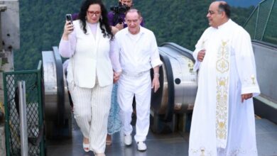 Renato Aragão chega ao Cristo Redentor com a mulher e a filha