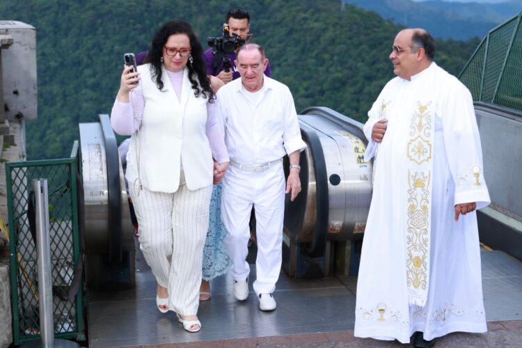 Renato Aragão chega ao Cristo Redentor com a mulher e a filha