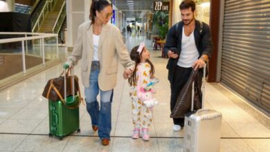 Sabrina Sato, Nicolas Prattes e Zoe embarcam no aeroporto