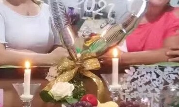 Suspeita posa sorrindo com sogra em 2021 com bolo idêntico ao envenenado