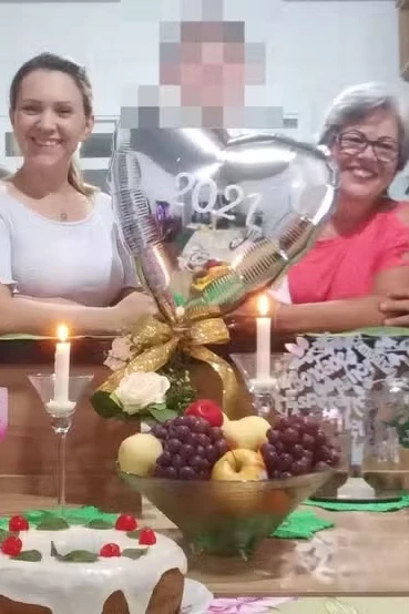 Suspeita posa sorrindo com sogra em 2021 com bolo idêntico ao envenenado