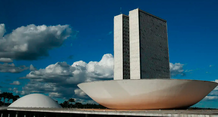Câmara aprova pena para quem divulgar imagens de nudez geradas por IA