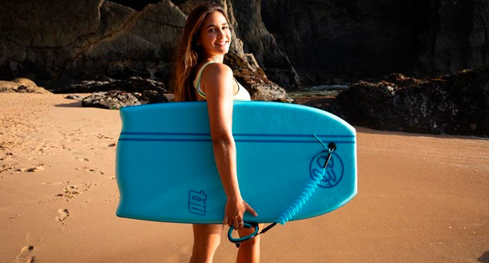Luna Hardman se prepara para disputa do Pipeline Bodyboarding Championship, no Havaí