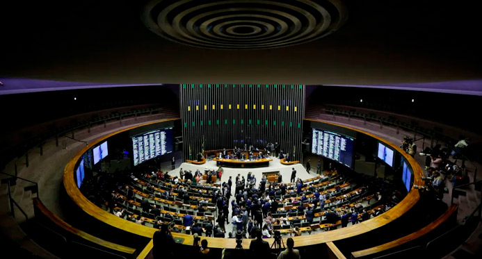 PEC do 6×1 é protocolada na Câmara dos Deputados