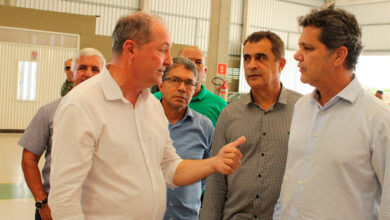 Ricardo Ferraço e Marcos Guerra realizam visita a fábrica de aviões em Jaguaré