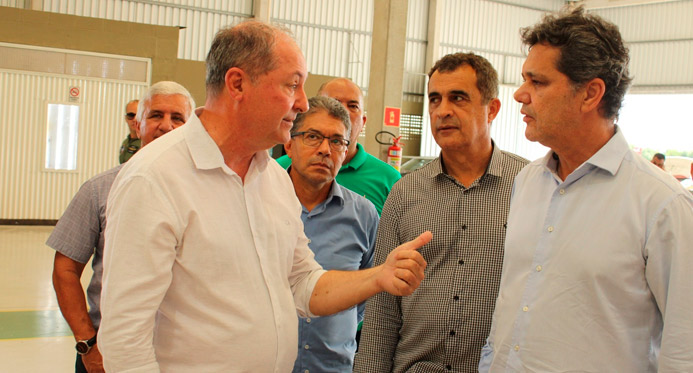 Ricardo Ferraço e Marcos Guerra realizam visita a fábrica de aviões em Jaguaré