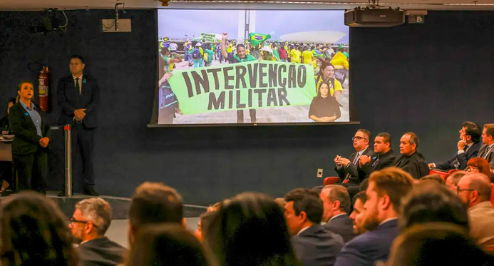Brasil chegou perto de voltar à ditadura, diz New York Times