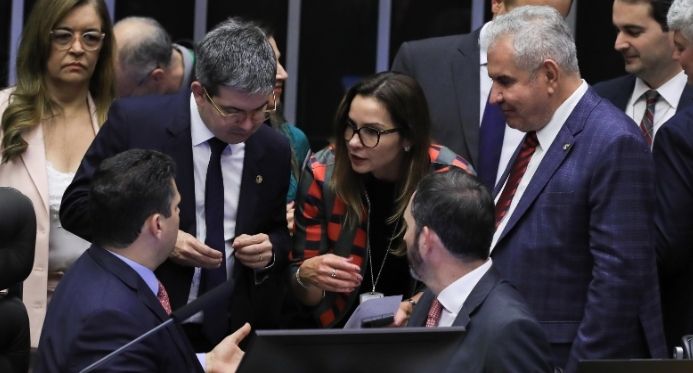 Congresso aprova Orçamento de 2025 com três meses de atraso e previsão de R$ 15 bilhões de superávit