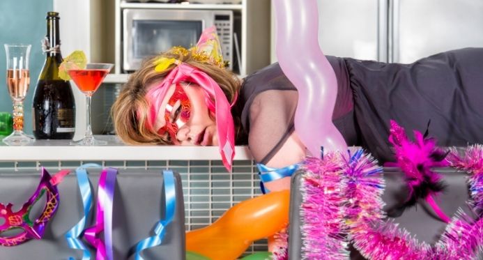 Depois da folia: Como evitar e lidar com a ressaca após o Carnaval