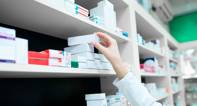 Entidades criticam permissão para farmacêutico prescrever medicamento