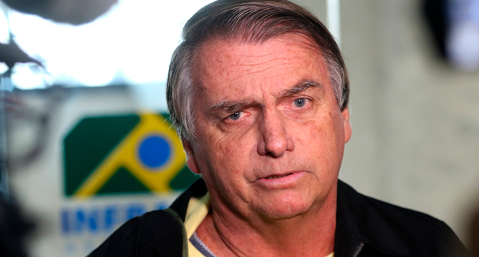 “Por enquanto, eu sou candidato”, diz Bolsonaro