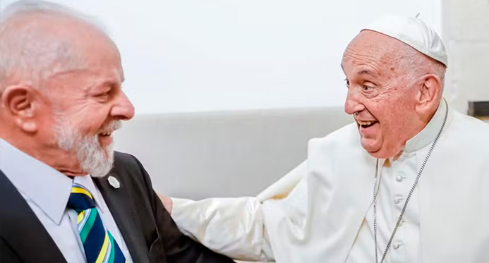 Chefes dos Poderes aceitam convite de Lula para funeral do papa Francisco