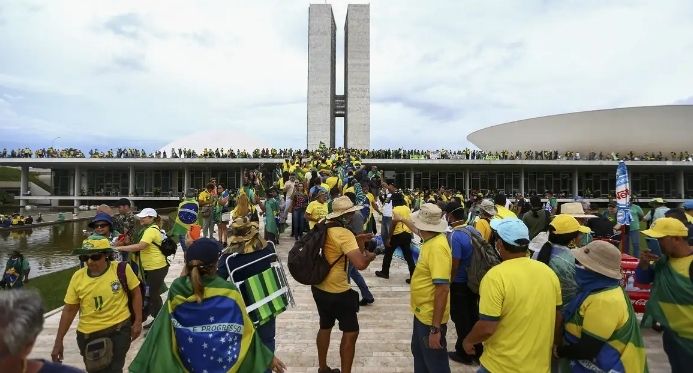 Congresso e STF articulam proposta que reduz pena para réus do 8 de janeiro