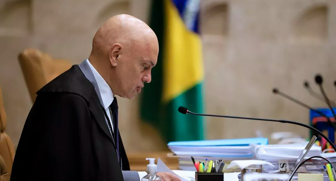 Moraes consulta PGR sobre notícia-crime que pede prisão de Bolsonaro