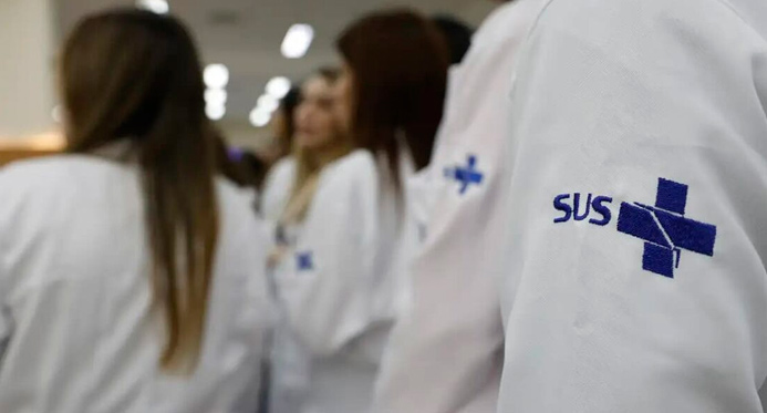 Brasil deve chegar a 635,7 mil médicos em 2025; mulheres são maioria
