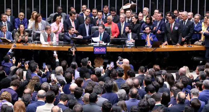 Câmara aprova aumento do número de deputados para 531; texto vai ao Senado