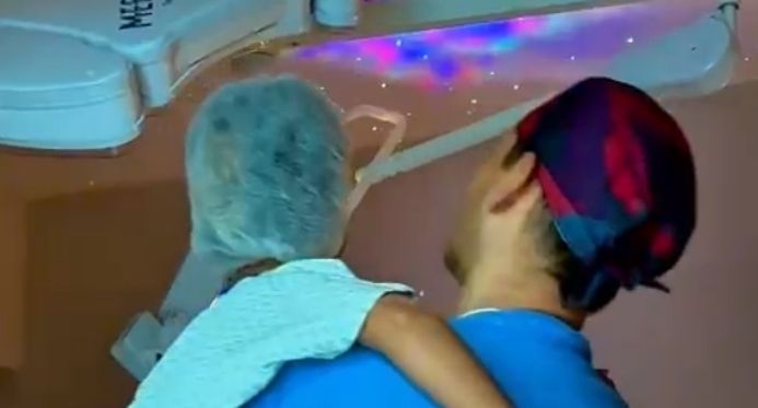 Carrinhos e teto estrelado aliviam tensão de crianças em cirurgias em hospital do ES